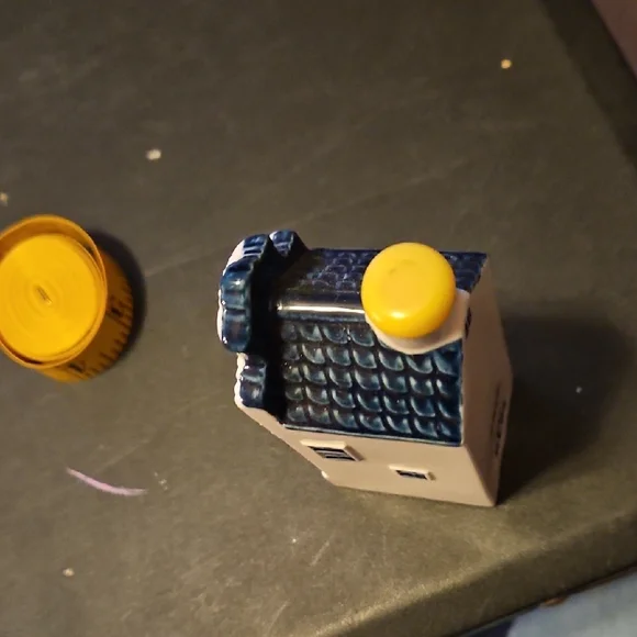 KLM Delft Blue and White Ceramic House Figurine Collectable # 46 - Picture 6 of 6